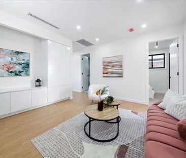 Immaculate Five-Bedroom Double-Storey Masterpiece - Photo 4