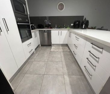 Executive Villa located in a quite Cul-De-Sac - Photo 2