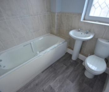 3 bedroom Terraced House To Let - Photo 5
