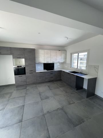 Location Maison 4 pièces 97m² ST PIERRE 97410 - Photo 2