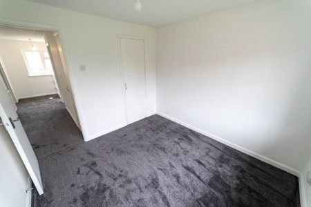 4 bedroom detached house to rent - Photo 2