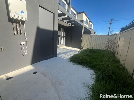 Brand New 2 bedroom plus study Townhouse in central location close to everything... - Photo 1