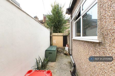 3 bedroom terraced house to rent - Photo 5