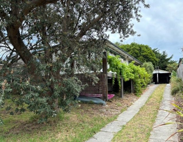 Coastal Family Home: Spacious 3-Bedroom Home by Kananook Creek! - Photo 1