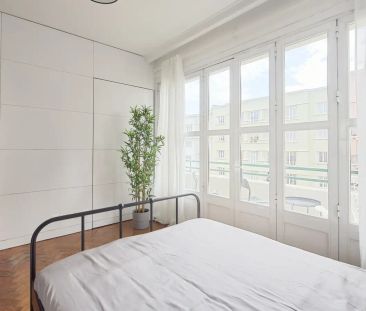 Room in a shared 8-bedroom apartment for rent in Lisbon, professionals only. - Foto 2