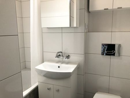 KAWALERKA W BARDZO DOBREJ LOKALIZACJI - Zdjęcie 3