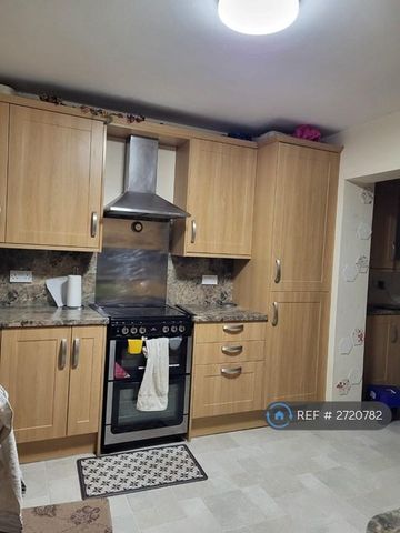 4 bedroom semi-detached house to rent - Photo 5