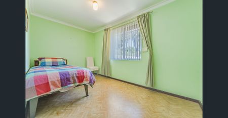 4 bedroom with solar panels - Photo 3