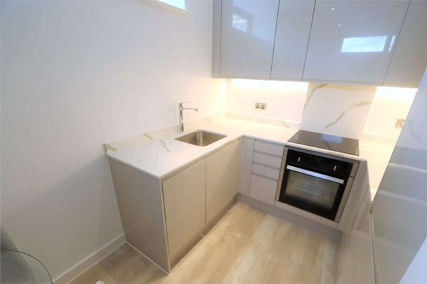 Available June! | One Double Bedroom | Fully Furnished | 24 Hour Concierge, Onsite Gym & Other Luxury Amenities - Photo 1