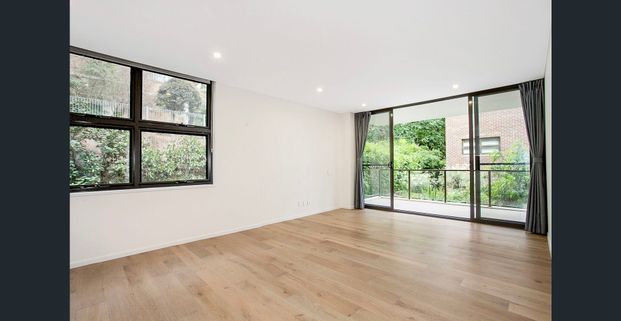 Stylish and Luxurious One Bedroom Apartment with Separate Study - Photo 1