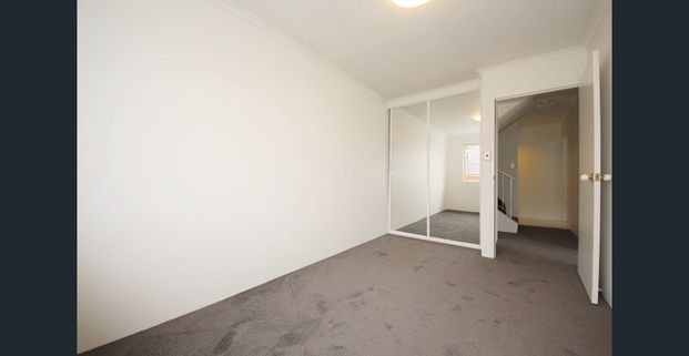 New Paint & New Carpet, Convenient three level penthouse-style apartment - Photo 1