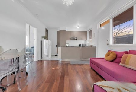 Stylish Light-Filled Apartment in Leafy South Yarra - Photo 2