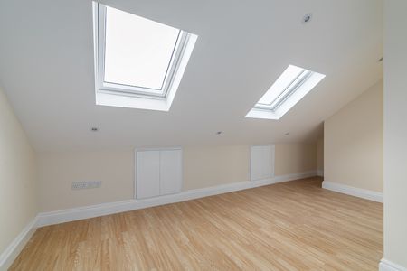 5 Bed Terraced House, Downshall Avenue, IG3 - Photo 4