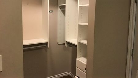 Beautiful 1 Bed Condo In Downtown Edmonton | Parking + Laundry - Photo 4