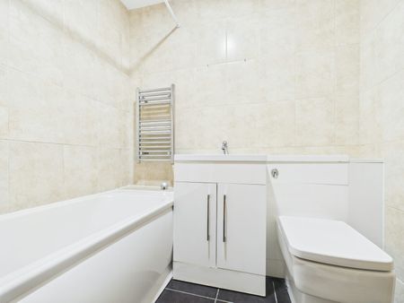 Flat to rent on - Photo 3