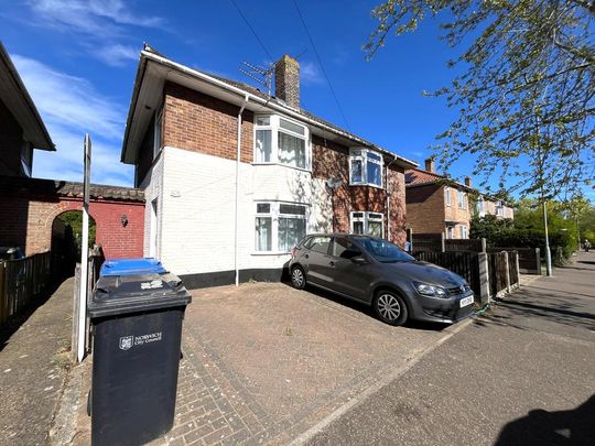 4 bedroom semi-detached house to rent - Photo 1