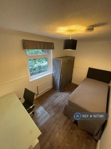 3 bedroom flat to rent - Photo 4