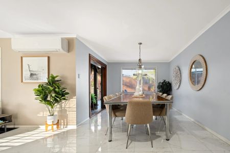 Luxury Waterfront Living in Sought-After Newport CONTACT JULIE SYKES 0438 050 110 - Photo 5