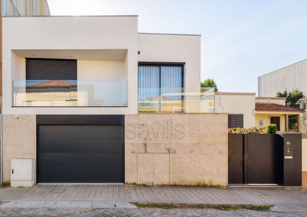 Moradia V5 em Senhora da Hora com jardim e piscina