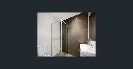 Spacious Two-Bedroom Apartment – Top Floor Location - Photo 3