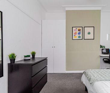 Room in a Shared House, Brading Road, BN2 - Photo 3