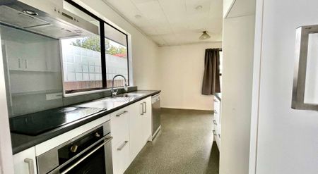 Spacious 3 bedrooms with 1 Bathroom, pet friendly - Photo 4