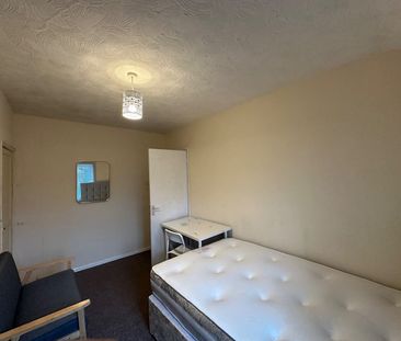 3 Bed Flat, University Area Available Now, RG6 - Photo 6