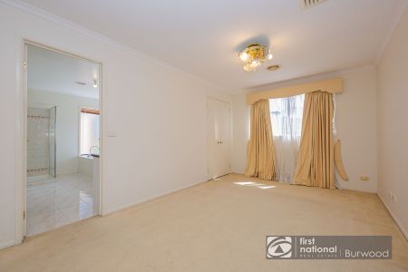 Exquisite Family Living: Luxury Home near GWSC and The Glen - Photo 2