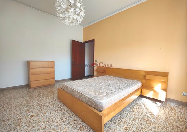 Appartamento con 2 camere, arredato.