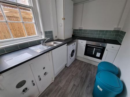 1 bedroom in a house share to rent - Photo 4