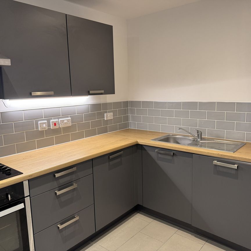 28 Belvedere Residence , Chapel Ash, Wolverhampton, West Midlands, WV3 0BF - Photo 1