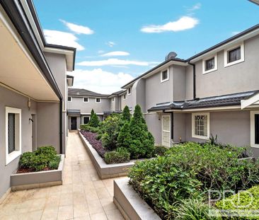 MODERN TRI-LEVEL (2) TWO BEDROOM TOWNHOUSE IN A PRIME LOCATION - Photo 3