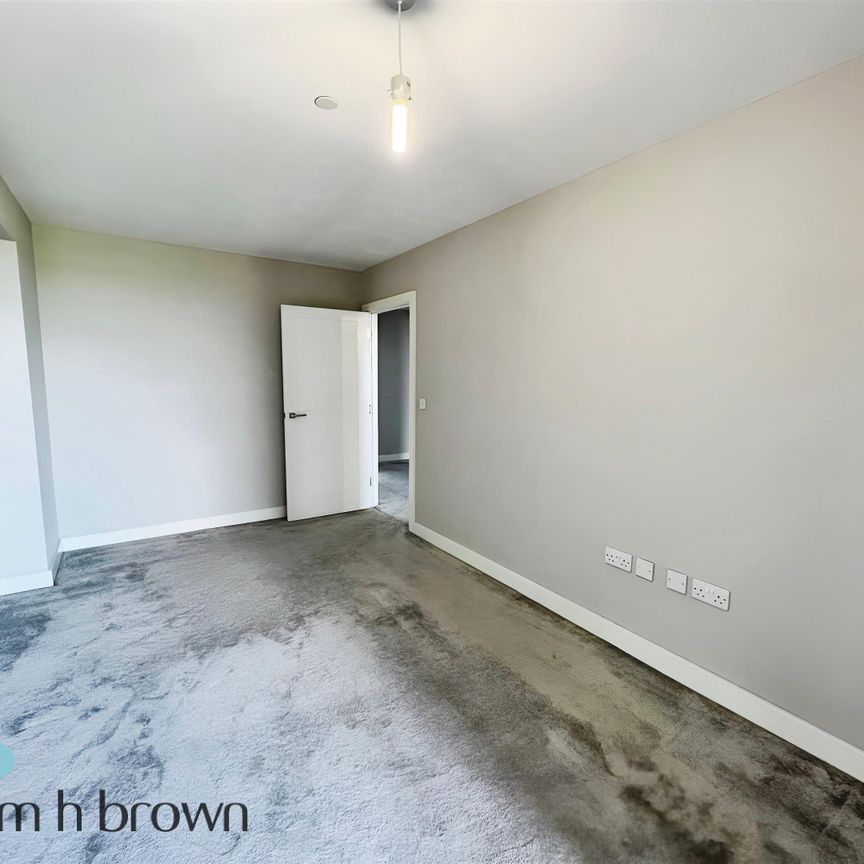 Victoria Avenue, Southend-On-Sea - Photo 1