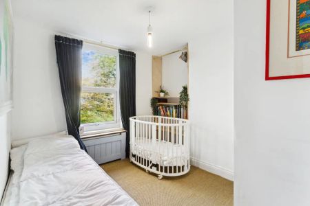 4 bedroom house in London - Photo 3