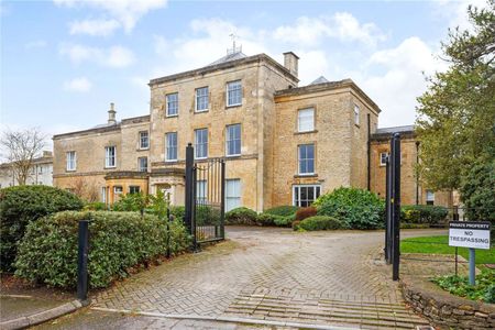 A lovely first floor three bedroom apartment - Photo 4