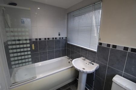 3 bedroom House To Let - Photo 2