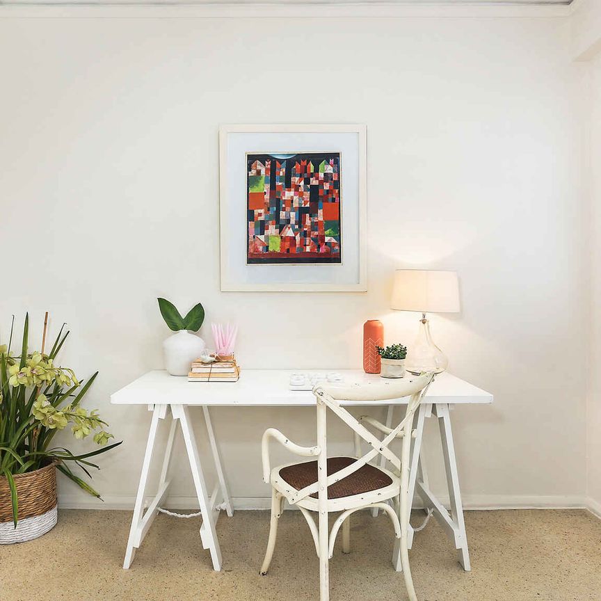 Large Art Deco Apartment with Car Space - Photo 1
