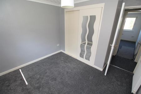 3 bedroom flat to rent - Photo 4