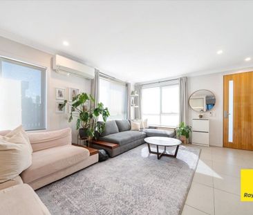 Lovely and Modern Family Home - Close to Amenities - Photo 3