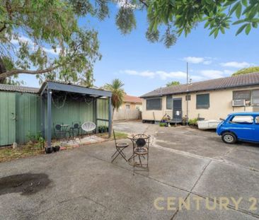 Charming 3 Bedroom Home! - Photo 1