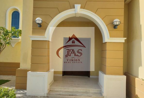 SINGLE ROW | CORNER UNIT | 6 PARKING | 3BHK LARGE. - Photo 1