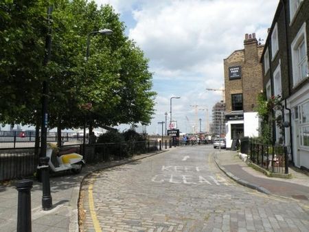 Location, Location, Location! Waterside property in Greenwich. Suitable for a working a professional. - Photo 4