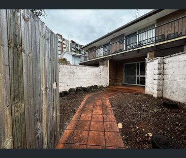 1/12 Illawong Street, Surfers Paradise, Qld 4217 - Photo 4