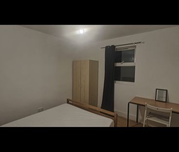 Room in a Shared Flat, Newham Way, E16 - Photo 3