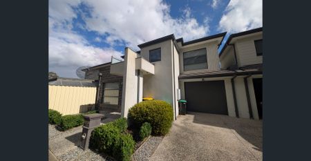 Two bedroom townhouse with street frontage! - Photo 3