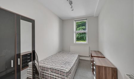 Spacious 3-Bed, 1-Bath Student Flat with Large Communal Garden & Free Parking - Photo 4