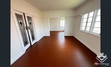 Spacious family living in an unbeatable location - Photo 5