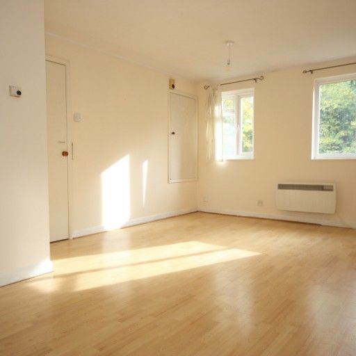 Goldsworth Park, Woking - Photo 1
