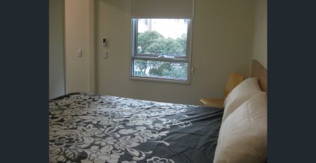 CARLTON LARGE ONE BEDROOM FURNISHED ,PLUS STUDY APARTMENT SO CLOSE TO MELBOURNE UNIVERSITY AND RMIT,TRAMS ,SHOPS,PARKS,LYGON STREET CAFES MOVE IN SOON - Photo 3