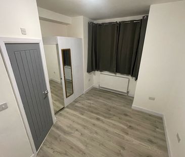 Room in a Shared House, Hampton Road, IG1 - Photo 2